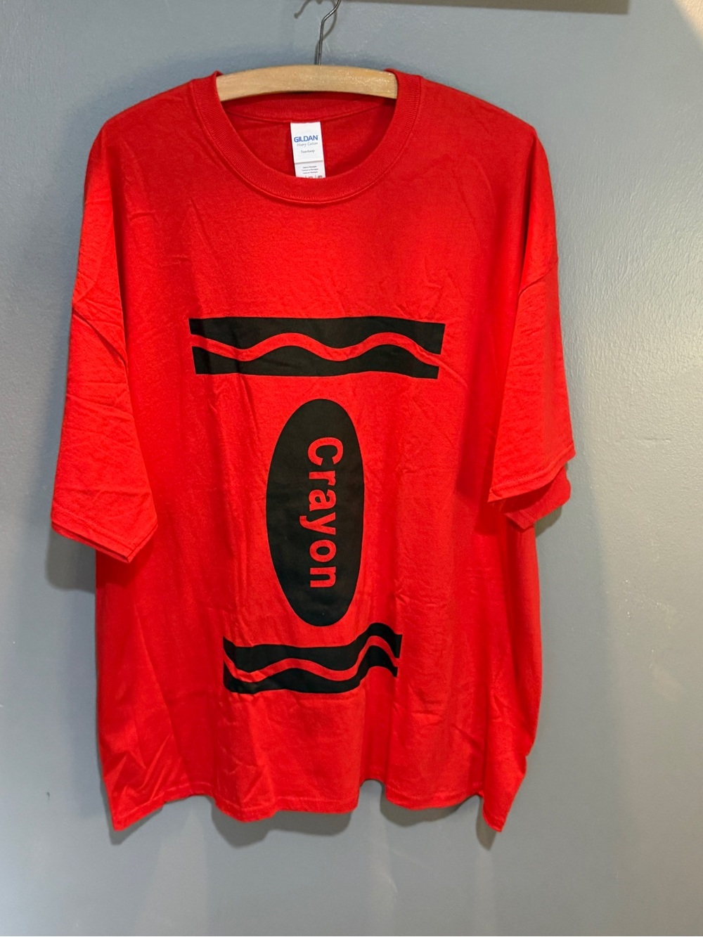 GILDAN RED SHORT SLEEVE GRAPHIC TEE- “CRAYON”. SZ 2X